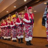 Das "Santa drill team" präsentiert sich auf der Bühne. Anstelle von Gewehren tragen die Weihnachtsmänner riesige Zuckerstangen.