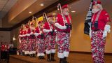 Das "Santa drill team" präsentiert sich auf der Bühne. Anstelle von Gewehren tragen die Weihnachtsmänner riesige Zuckerstangen.