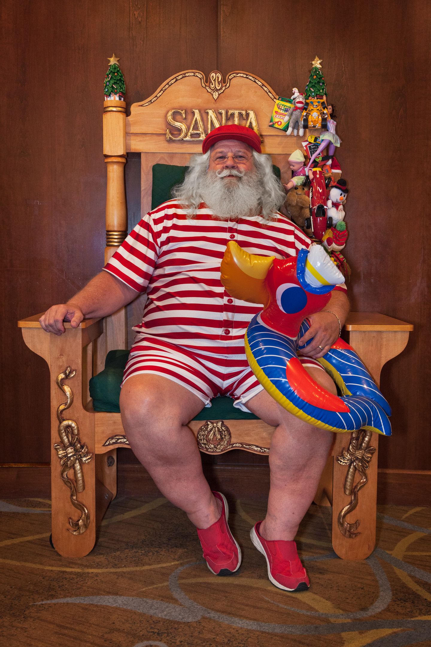 Was macht der Weihnachtsmann im Sommer? Er präsentiert sich auf der Convention als Summer Santa.