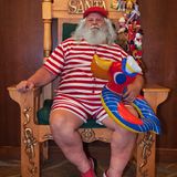 Was macht der Weihnachtsmann im Sommer? Er präsentiert sich auf der Convention als Summer Santa.