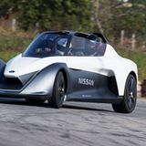 Er ist vorn deutlich schmaler als hinten.