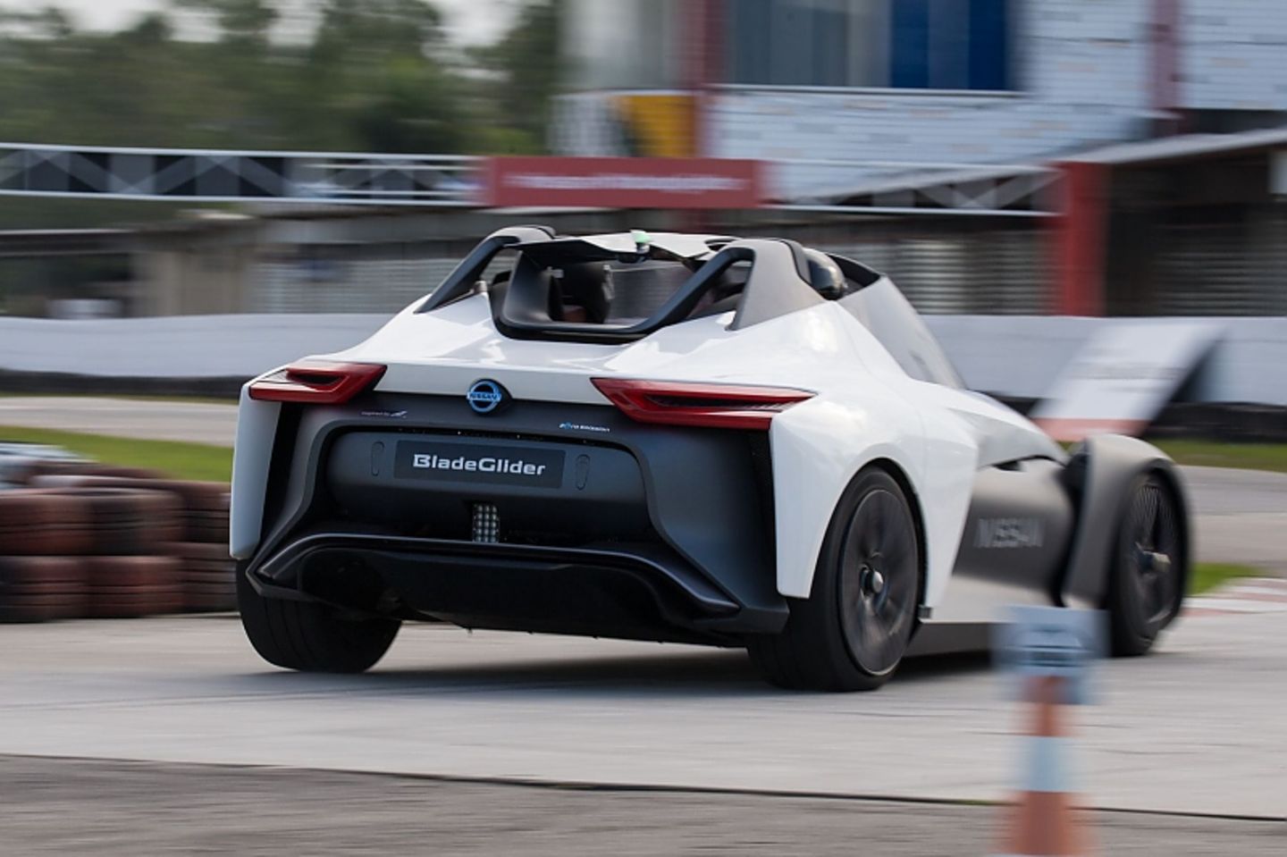 Überraschend komfortabel fährt es sich im neuen Nissan BladeGlider.