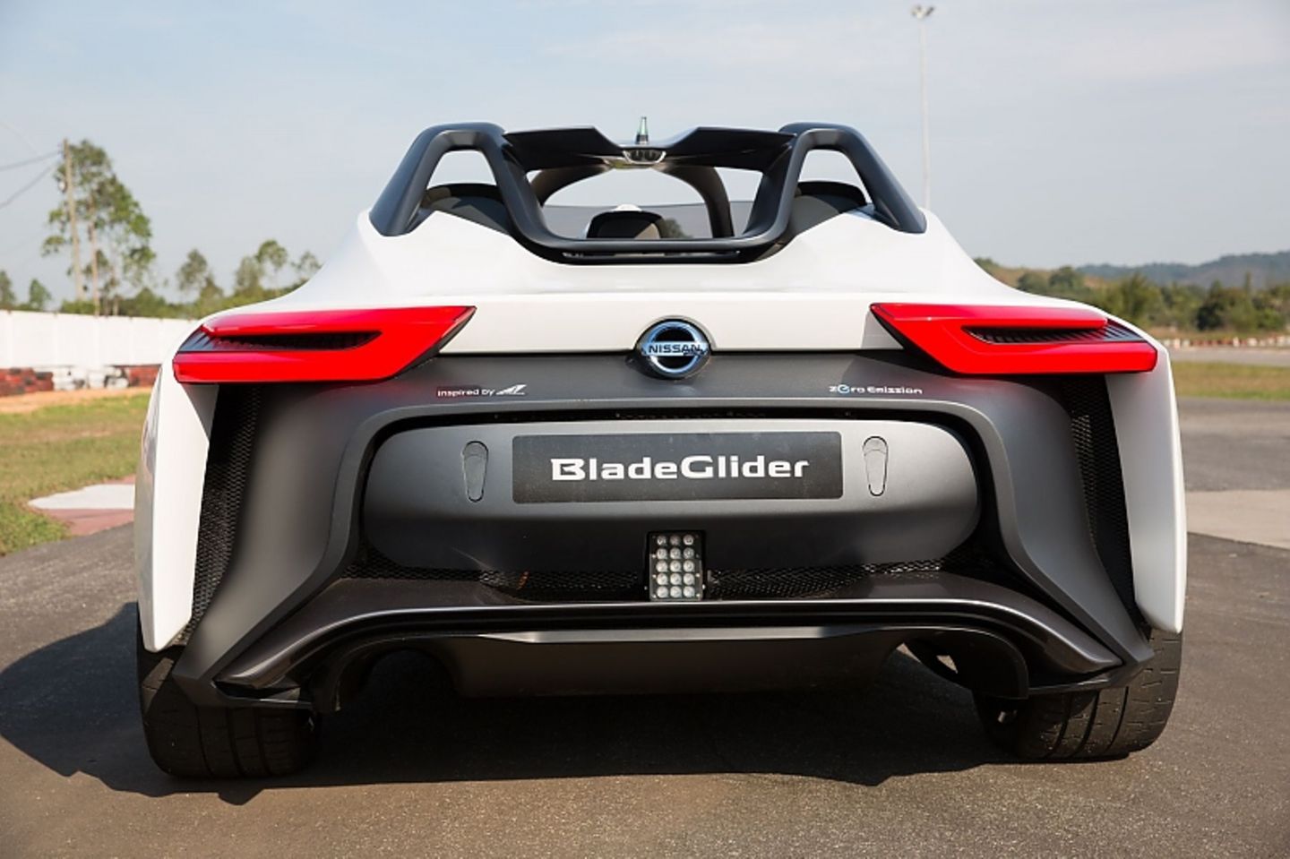 Das Heck des Nissan BladeGlider schaut futuristisch aus.