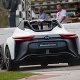 Zwei Radnabenmotoren treiben ihn voran.