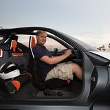 Redakteur Marcel Sommer durfte mal kurz auf dem Fahrersitz Platz nehmen - ist aber nicht selbst gefahren.