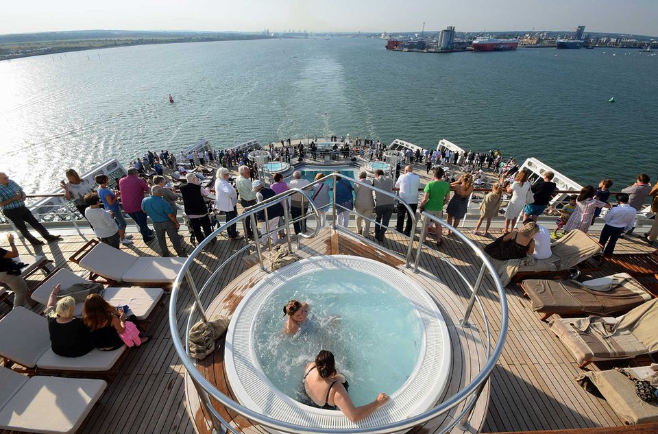 Blick auf Southampton beim Auslaufen der Queen Mary 2