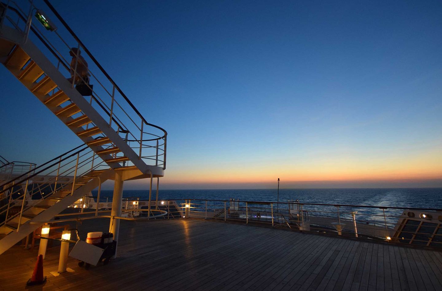Sonnenuntergang achtern auf der Queen Mary 2