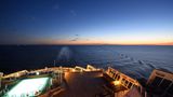 Sonnenuntergang achtern auf der Queen Mary 2