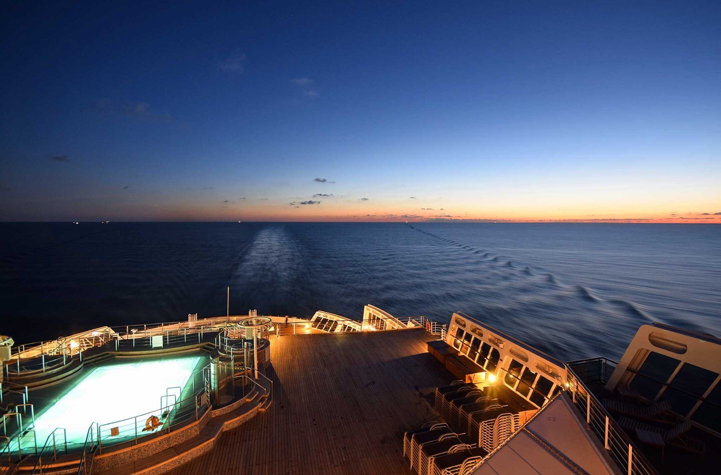 Sonnenuntergang achtern auf der Queen Mary 2