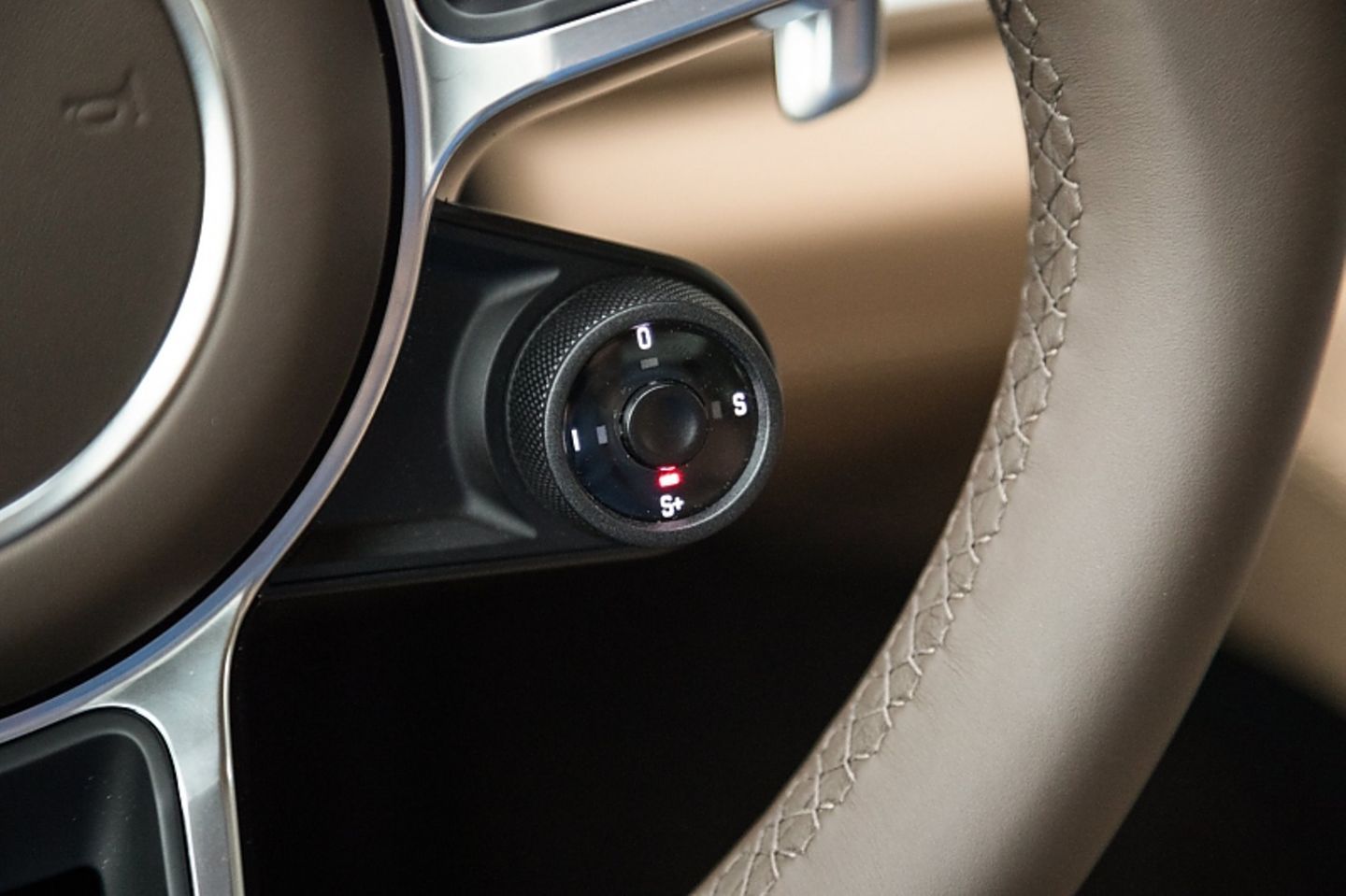 Porsche Panamera 4S Diesel - der Fahrprogrammschalter wirkt wie ein Fremdkörper