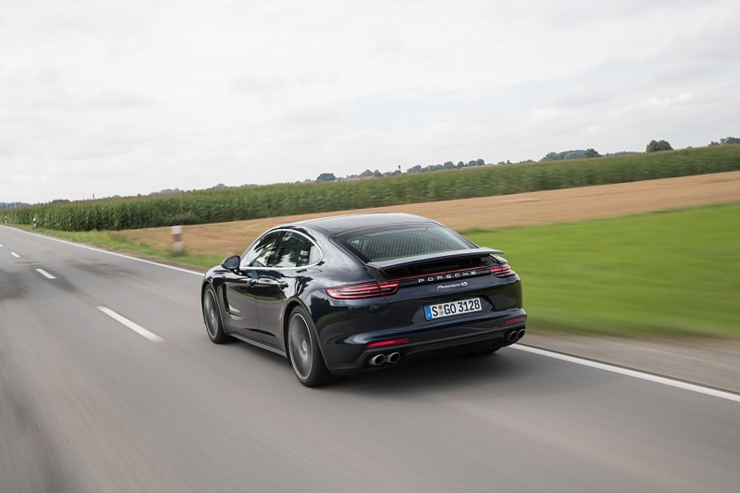 Porsche Panamera 4S Diesel - der Heckspoiler fährt zweistufig aus