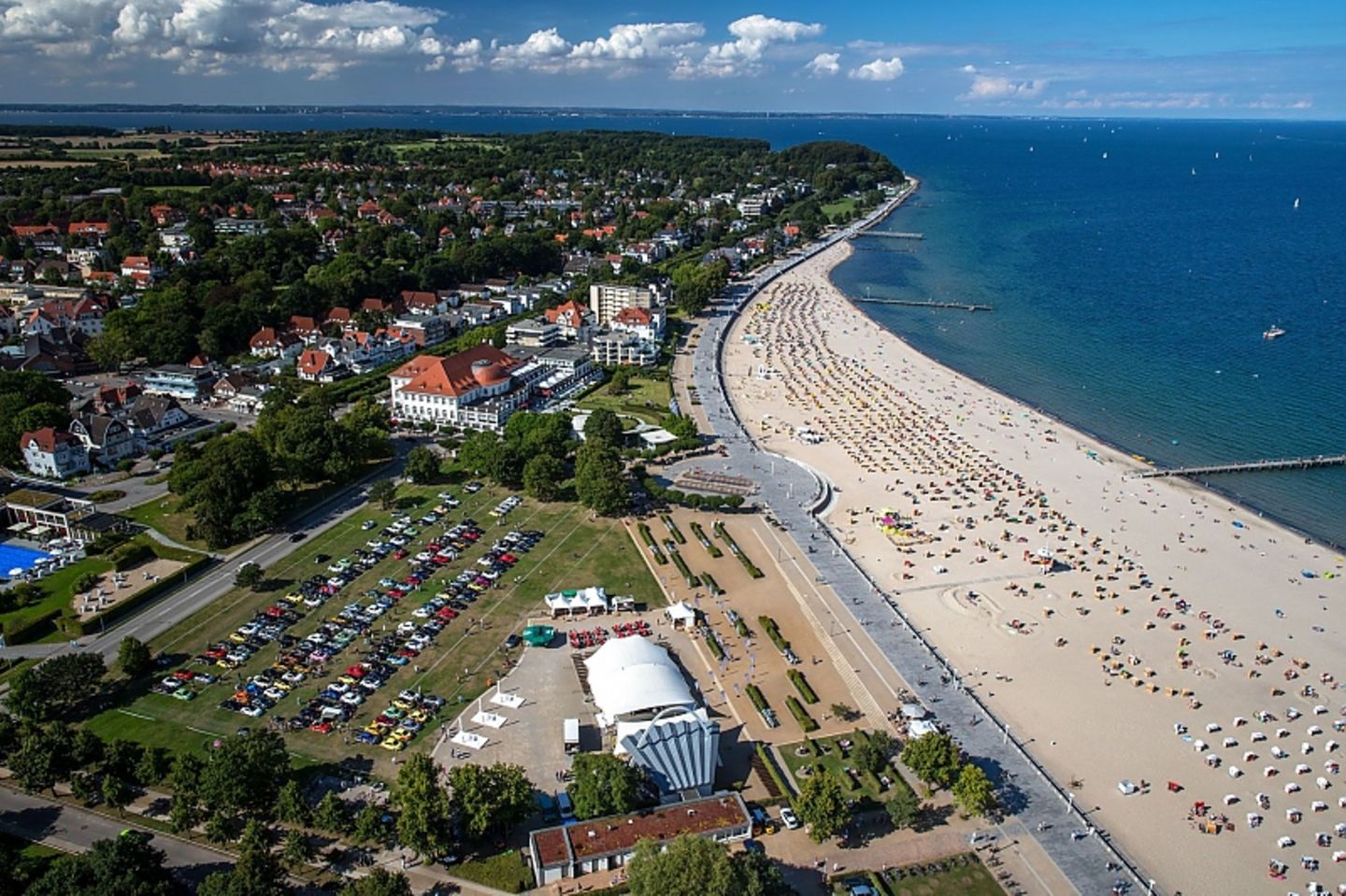 Die Teilnehmer der Beetle Sunshine Tour treffen sich jedes Jahr in Travemünde, nahe des Strandes