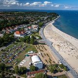 Die Teilnehmer der Beetle Sunshine Tour treffen sich jedes Jahr in Travemünde, nahe des Strandes