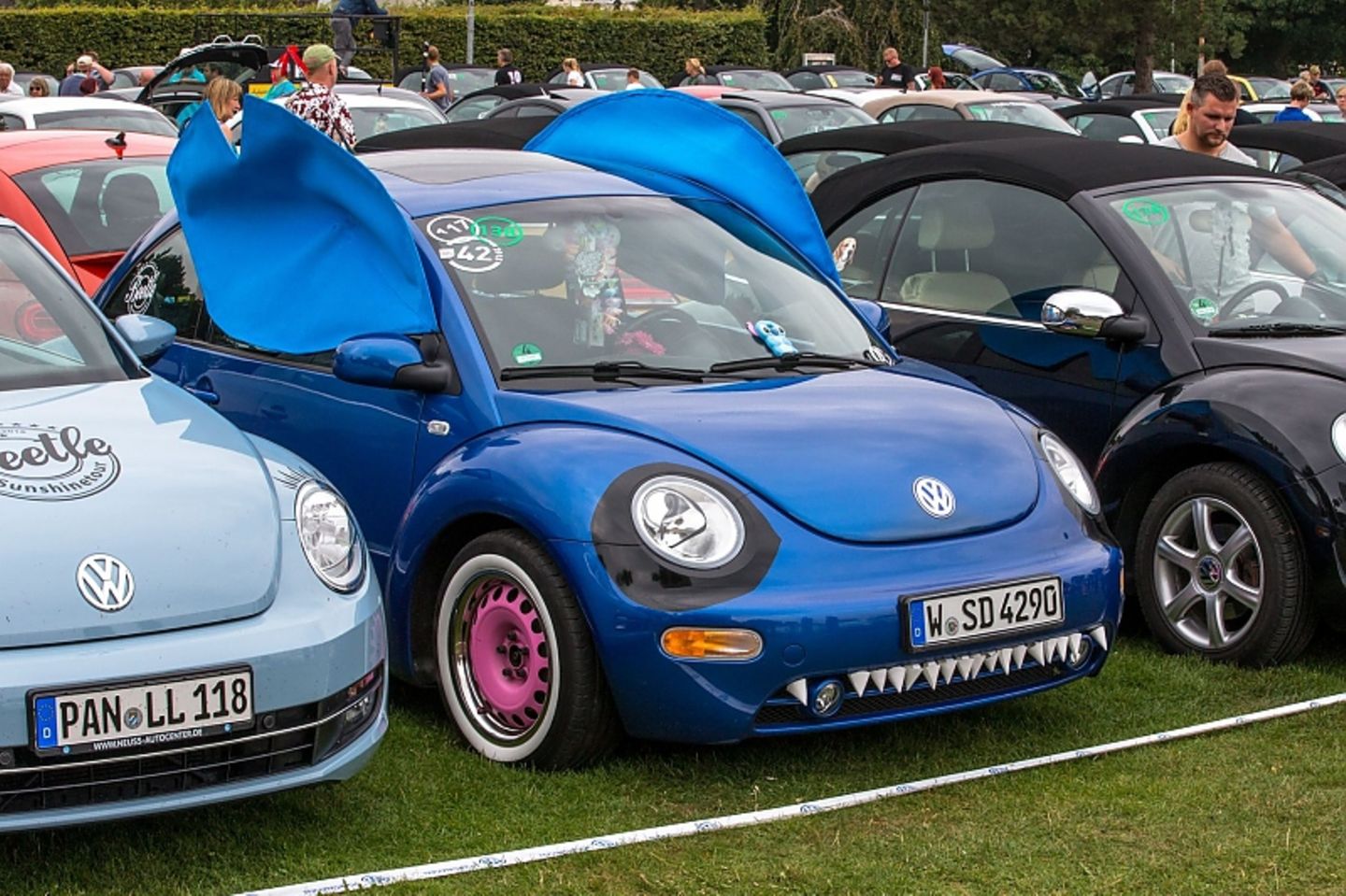 Skurrile Automobil-Verkleidungen werden bestaunt