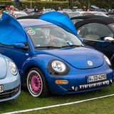 Skurrile Automobil-Verkleidungen werden bestaunt