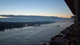 Queen Mary passiert Teufelsbrück im Morgenlicht