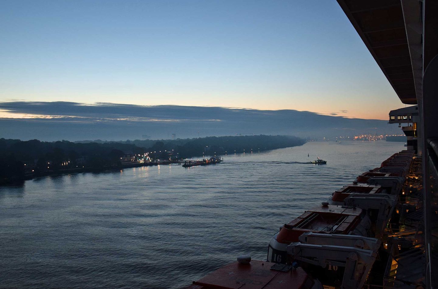 Queen Mary passiert Teufelsbrück im Morgenlicht Queen Mary passiert Teufelsbrück im Morgenlicht