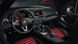Schicke Sportlichkeit: das Abarth-Cockpit ist gelungen