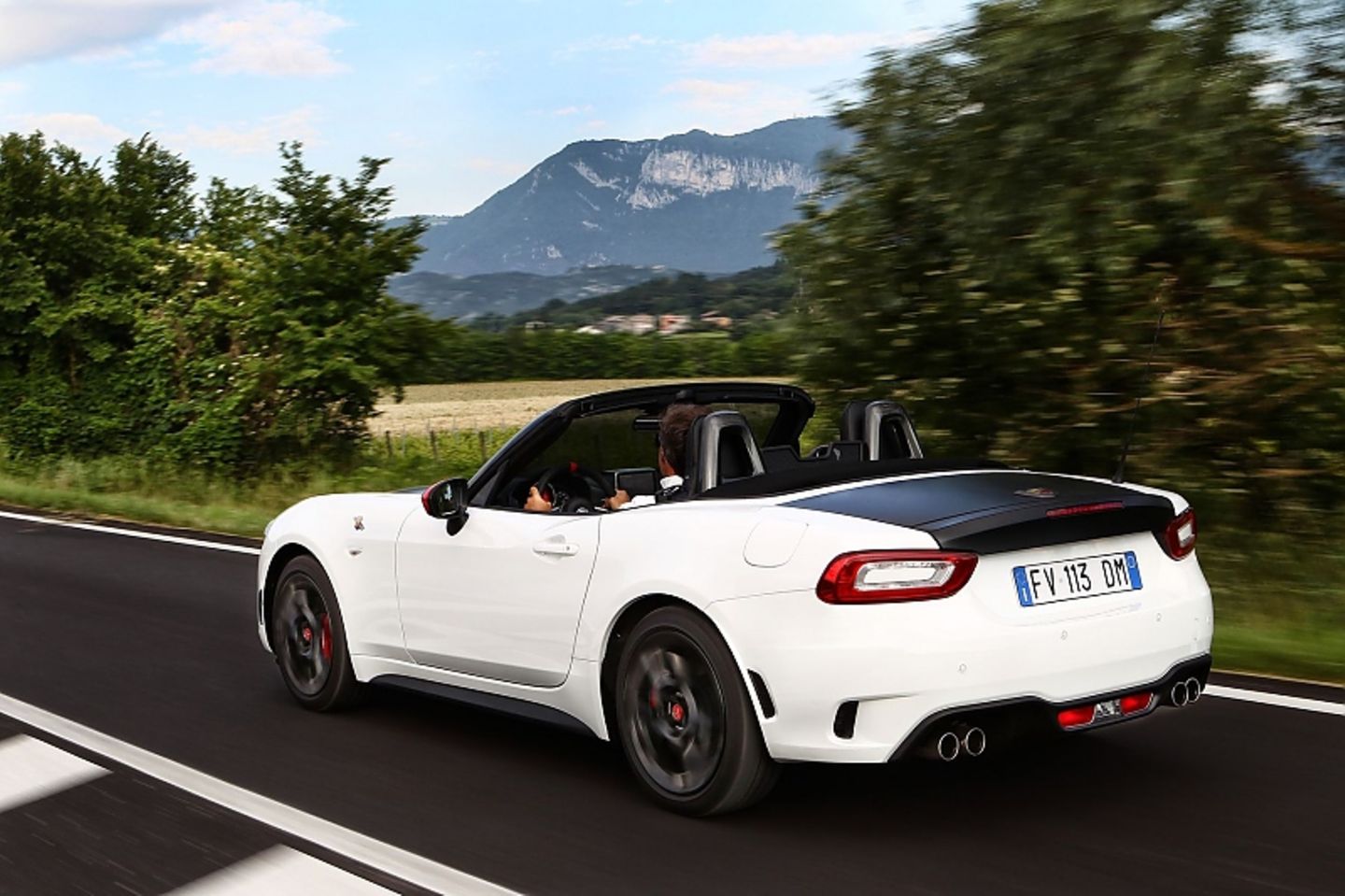 Die vier Auspuffrohre sind ein Markenzeichen des Abarth-Spiders