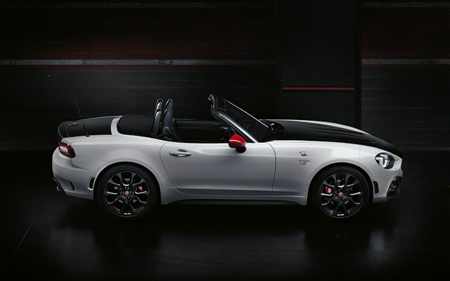 Mit einem Gewicht von 1.135 Kilogramm ist Fiat Abarth 124 Spider ein Leichtgewicht