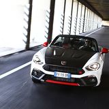 Der Fiat Abarth 124 Spider liegt gut auf der Straße