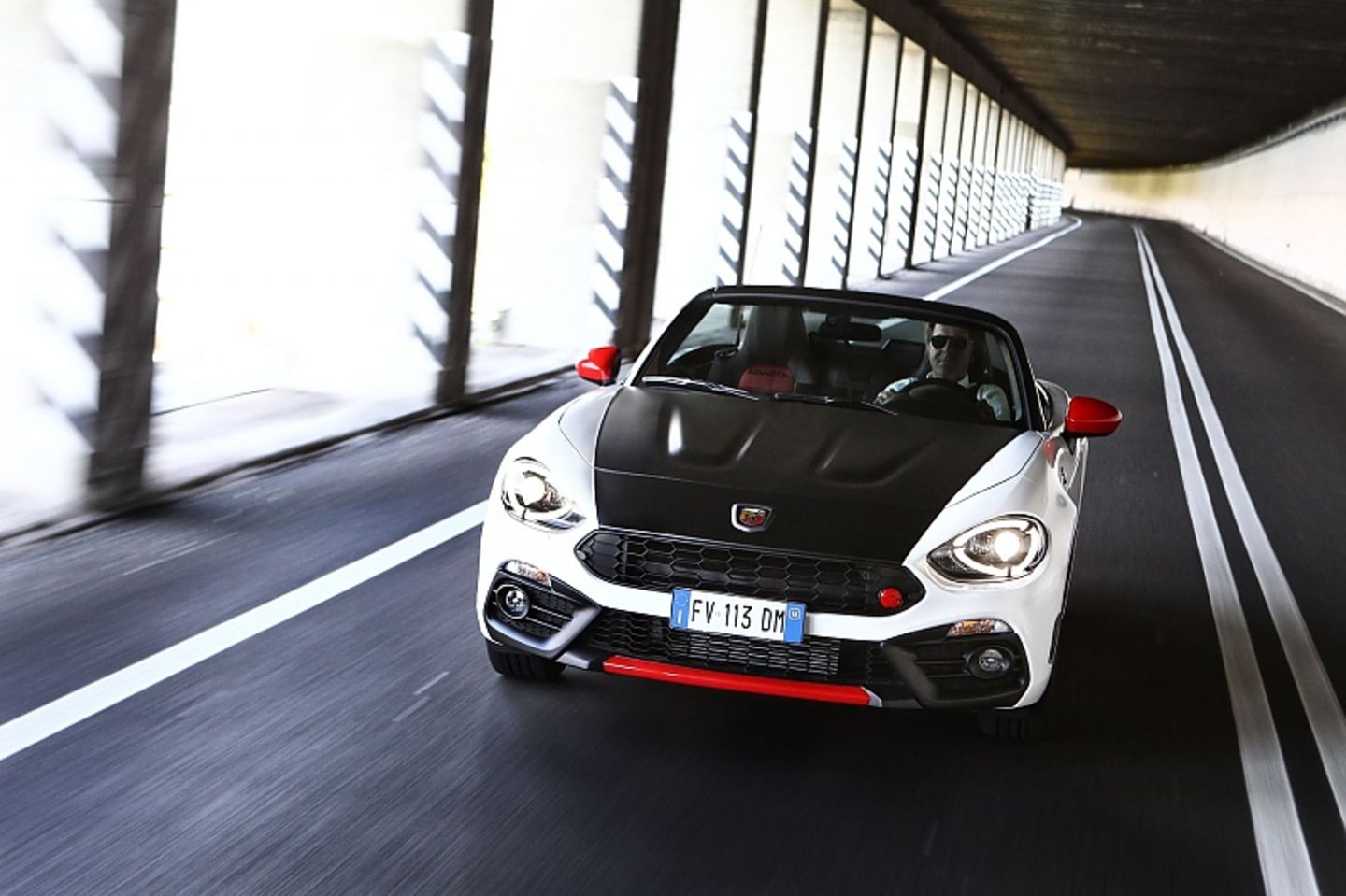 Der Fiat Abarth 124 Spider liegt gut auf der Straße