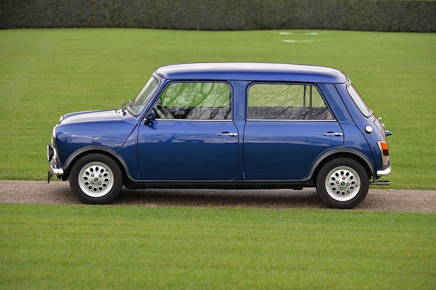 Der Classic Mini Four ist 30 Zentimeter länger als der Zweitürer