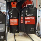 Zur zünftigen Mahlzeit unter freiem Himmel gehört auch flüssiger Edel-Proviant. Doch eine Glasflasche, selbst eine Miniatur, ist unnötiger Ballast. Neuer Wein in neuen Schläuchen bietet Oneglass - ein Gläschen im praktischen Portionsbeutel.