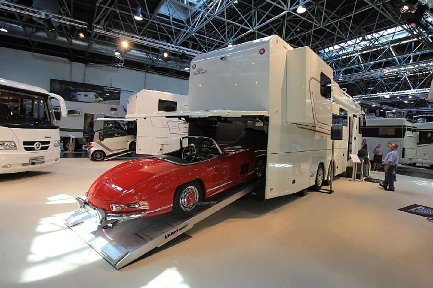 1,23 Millionen Euro kostet dieser Vario perfect 1200 SH Platinum - ohne den 300 SL Roadster von Mercedes.