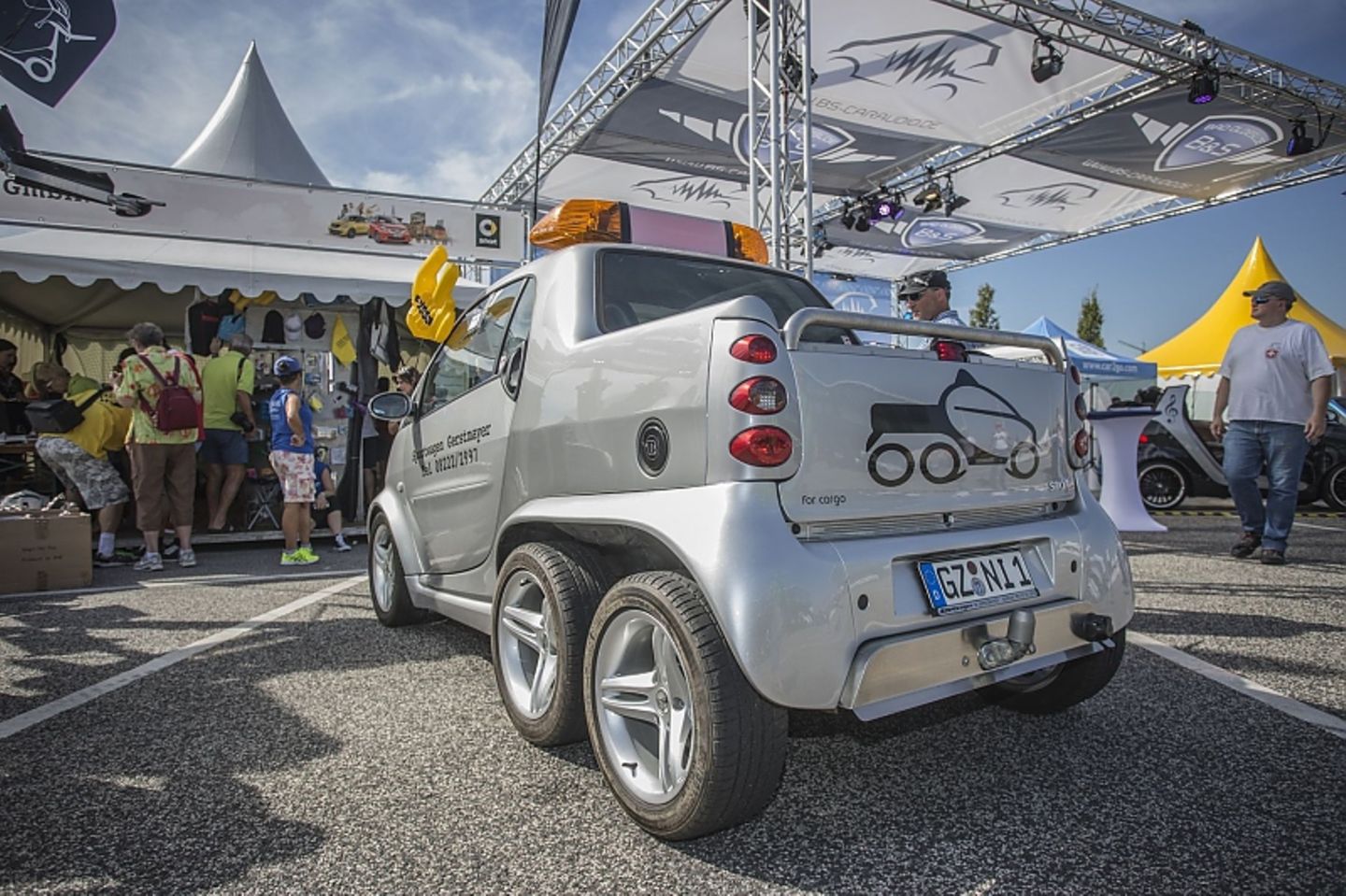 Den Smart gibt es auch als dreiachsigen Pickup