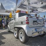 Den Smart gibt es auch als dreiachsigen Pickup
