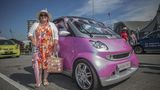 Sue Toogood aus Wales mit ihrem "Baby"