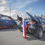 Der russische Smart-Club hat einen Roadster dabei, das mit Jeremy-Scott-Flügeln ausgestattet ist