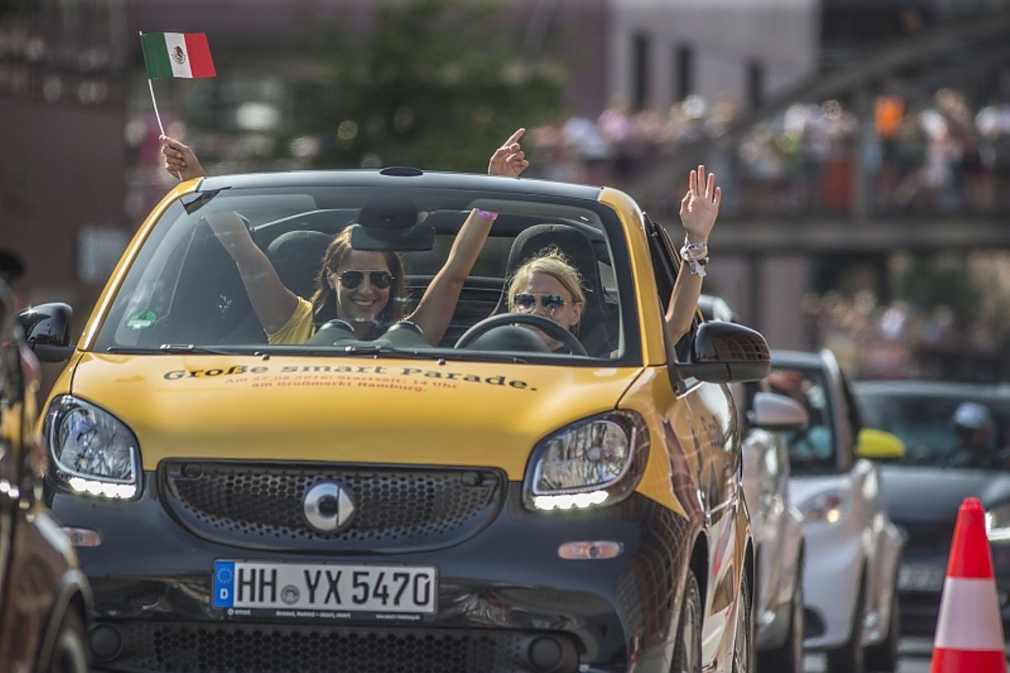 Der Smart-Times-Auto-Korso führte durch Hamburg