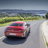 Markantes Heck mit vier Auspuff-Endrohren