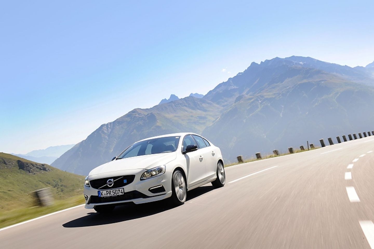 Nach 4,7 Sekunden erreicht der Volvo die 100-km/h-Marke