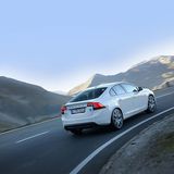 In schnell genommenen engen Ecken kündigt ein leichtes Untersteuern den Grenzbereich an