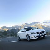 Hinten ist genug Platz, nur wird es ab einer Körpergröße von 1,90 Metern um den Kopf herum eng