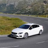 In schnellen Kurven verteilt der Allradantrieb die Kraft im Verhältnis 50:50 auf Vorder- und Hinterachse