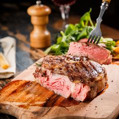 Glaubenskrieg um veganes Restaurant: Vegan-Ikonen als Steakesser geoutet - die Hölle bricht los