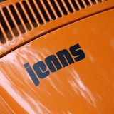 : Auch auf dem Heck prangt ein Jeans-Aufkleber