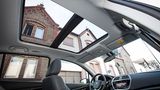 Ein Panorama-Glasdach sorgt für angenehmes Ambiente