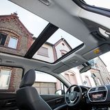 Ein Panorama-Glasdach sorgt für angenehmes Ambiente