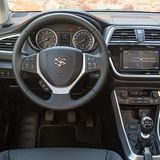 Das Cockpit mit dem neuen Infotainment-System ist aufgewertet