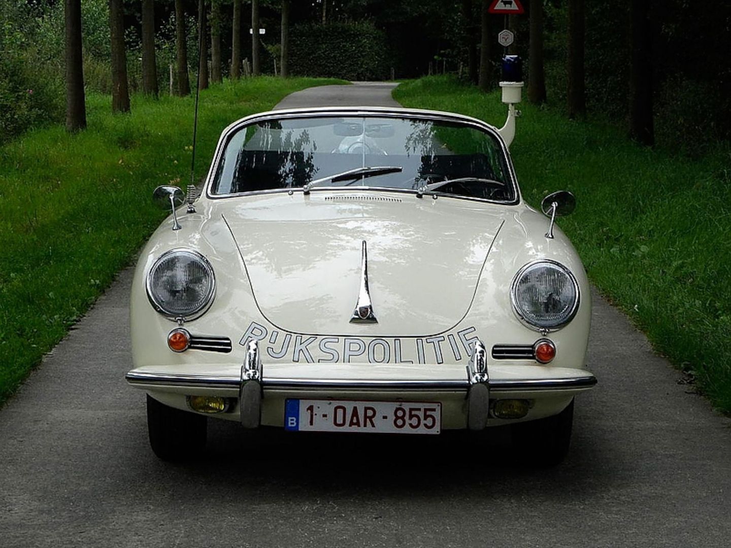 Die damals eingesetzten Alfa Romeo überhitzten regelmäßig beim Rückwärtsfahren auf der Autobahn. Der luftgekühlte Heckmotor des Porsche hatte damit keine Probleme. Die damals eingesetzten Alfa Romeo überhitzten regelmäßig beim Rückwärtsfahren auf der Autobahn. Der luftgekühlte Heckmotor des