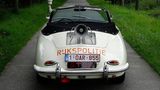 Am Heck des Porsche wird ein Stop-Schild und...
