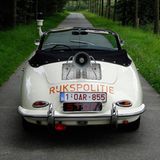 Am Heck des Porsche wird ein Stop-Schild und...