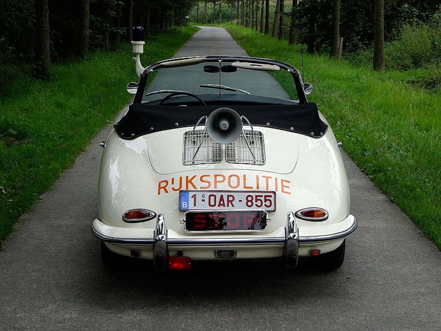 Am Heck des Porsche wird ein Stop-Schild und...