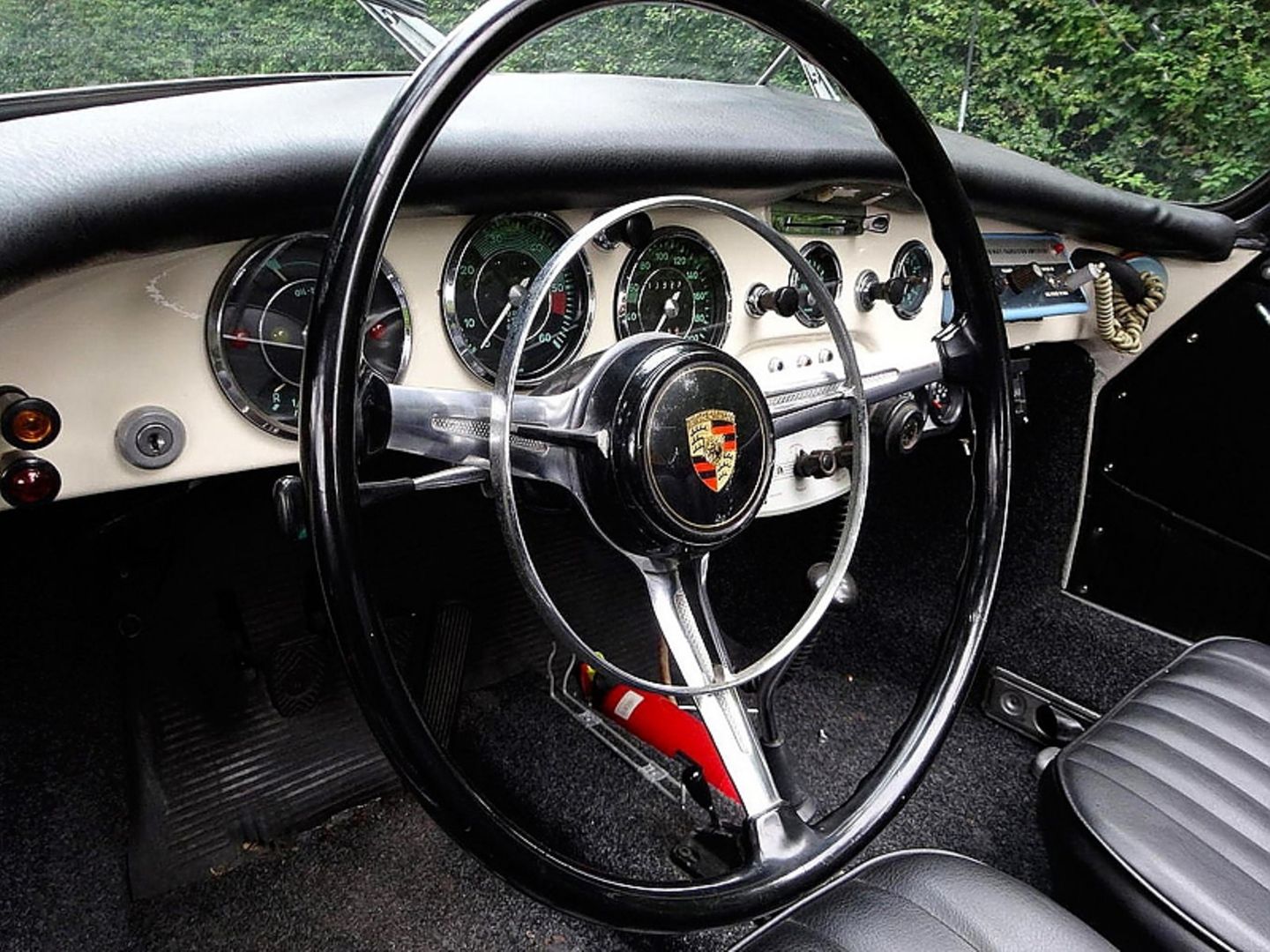 Das Cockpit des Rijkspolitie Porsche.