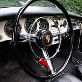 Das Cockpit des Rijkspolitie Porsche.